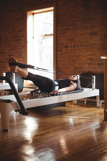 Forte donna media adulta che pratica pilates in sala fitness — Foto stock
