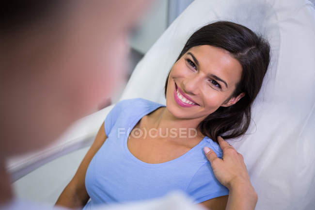 Пацієнтки посміхаючись під час розмови до лікаря клініки — стокове фото
