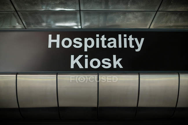 Primer plano del letrero del hospital en el aeropuerto - foto de stock
