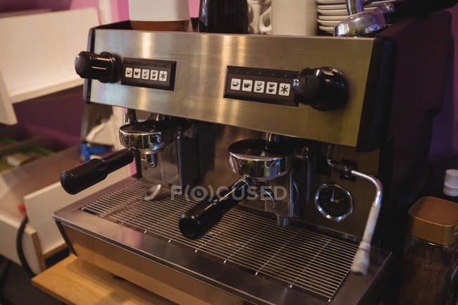 Primer plano de la máquina de café expreso en la cafetería - foto de stock