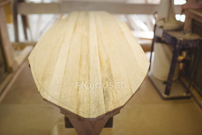 Close-up of unfinished wood surfboard in workshop — Stock Photo