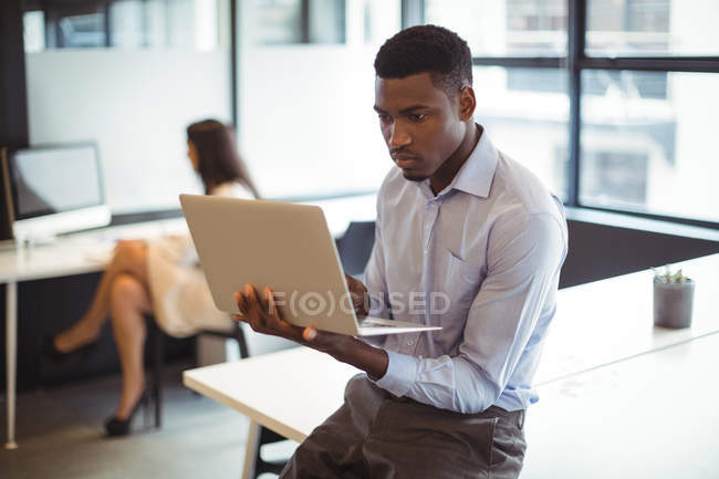 Бізнесмен працює над ноутбуком в офісі — стокове фото