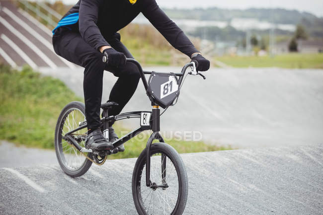 Ciclista montando en bicicleta BMX en skatepark - foto de stock