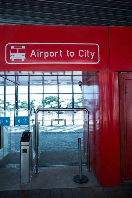 Ворота безпеки з металошукачами та сканерами біля входу в аеропорт — стокове фото