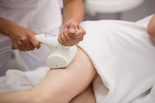Femme obtenant un traitement cosmétique anti-cellulite en clinique, gros plan — Photo de stock