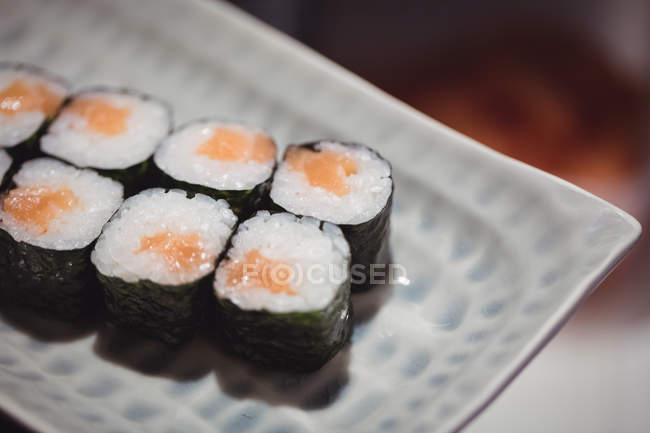 Sushi arranged on serving tray in restaurant — Stock Photo