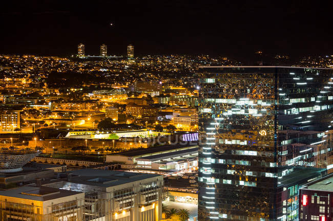 Luftaufnahme des beleuchteten Geschäftsviertels bei Nacht — Stockfoto