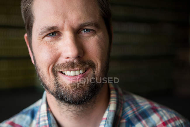 Close up retrato de sorridente trabalhador masculino no armazém — Fotografia de Stock