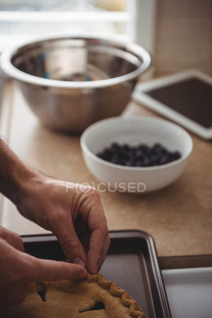 Close-up de mãos masculinas preparando fronteira torta — Fotografia de Stock