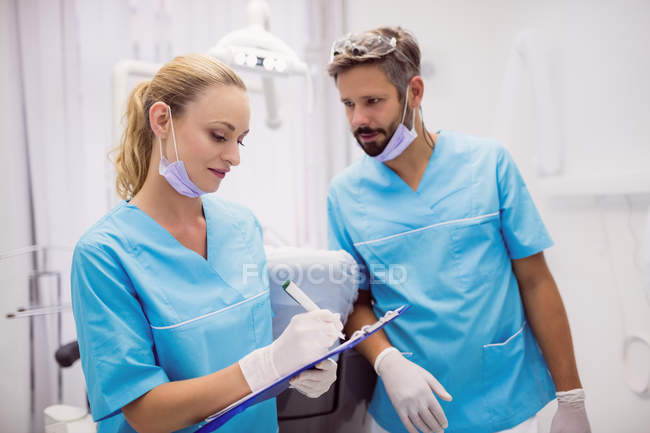 Zahnärzte interagieren in Zahnklinik miteinander — Stockfoto