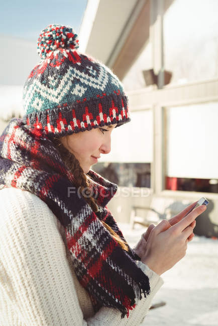 Nahaufnahme einer Frau, die im Skigebiet eine SMS tippt — Stockfoto