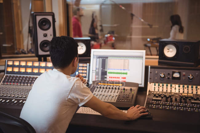 Engenheiro de áudio usando misturador de som no estúdio de gravação — Fotografia de Stock