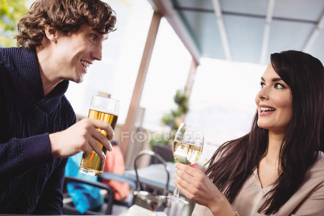 Casal tomando bebidas juntos no restaurante — Fotografia de Stock
