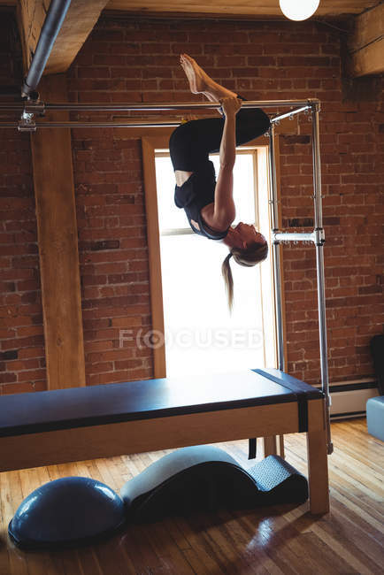 Femme déterminée à pratiquer le pilates dans un studio de fitness — Photo de stock