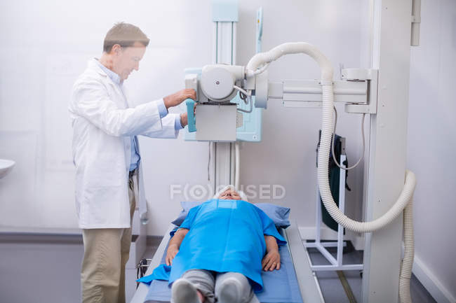 Mujer mayor sometida a una prueba de rayos X en el hospital - foto de stock