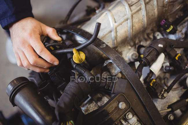 Mão de mecânico verificando um carro peças na garagem de reparação — Fotografia de Stock