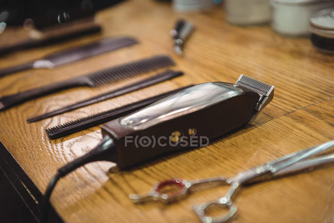 Várias ferramentas de barbeiro na mesa de vestir na barbearia — Fotografia de Stock