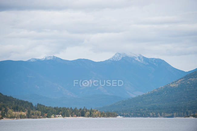 Tranquillo panorama della bellissima catena montuosa e del fiume — Foto stock