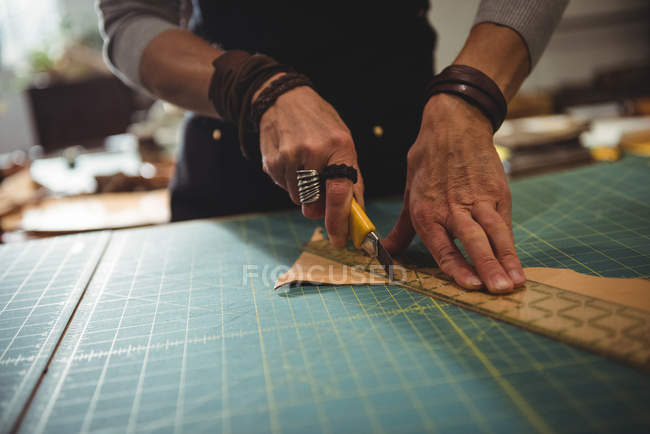 Milieu de section de l'artisan de coupe du cuir dans l'atelier — Photo de stock