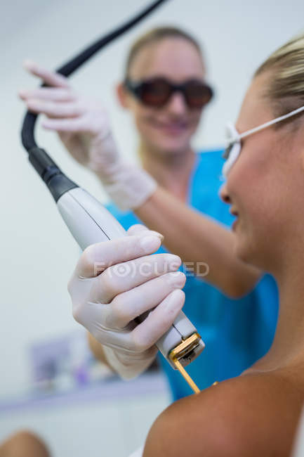 Patientin erhält Laser-Epilation auf Schulter im Schönheitssalon — Stockfoto