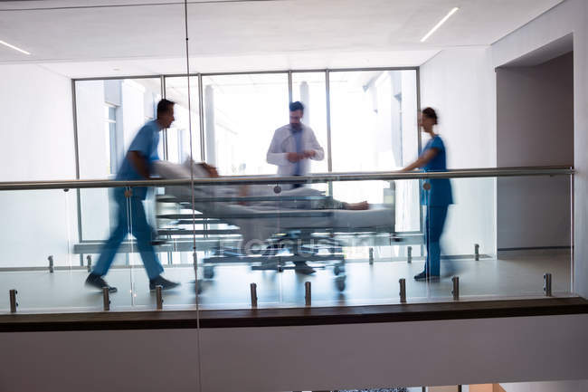 Ärzteteam bringt Schwangere in den Operationssaal des Krankenhauses — Stockfoto
