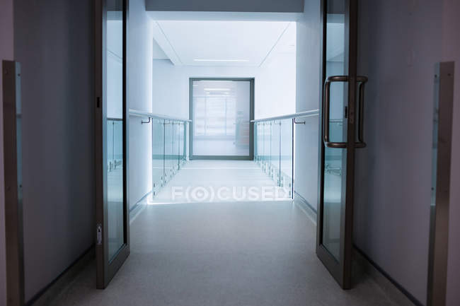 Vista del pasillo vacío en el hospital - foto de stock