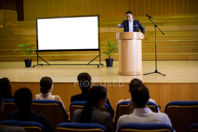 Чоловічий керівник бізнесу виступив з промовою в конференц-центрі — стокове фото