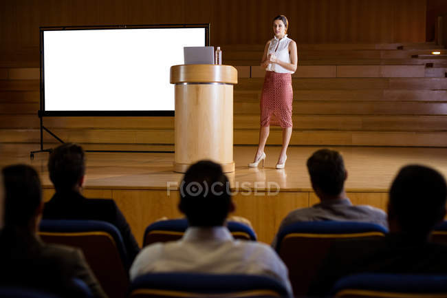 Femme cadre d'entreprise donnant une présentation au centre de conférence — Photo de stock