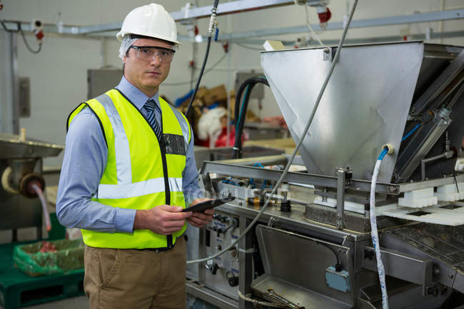 Porträt eines Technikers mit digitalem Tablet in Fleischfabrik — Stockfoto