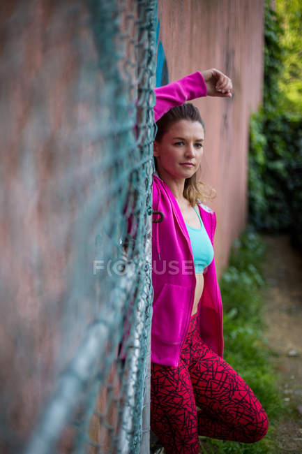 Parkour donna in piedi contro un muro — Foto stock