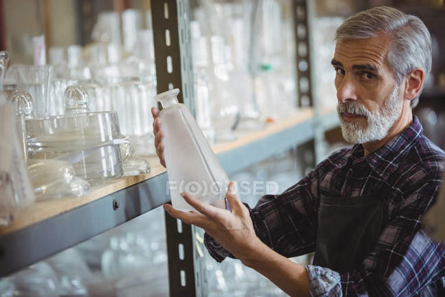 Retrato do soprador de vidro examinando objetos de vidro na fábrica de sopro de vidro — Fotografia de Stock