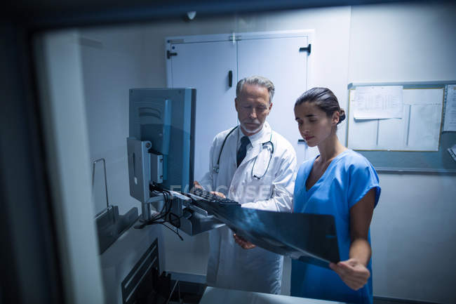 Doctor and nurse examining a x-ray in hospital — Stock Photo
