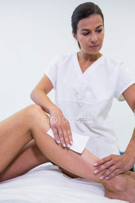 Femme obtenant l'épilation de jambe au salon de beauté — Photo de stock