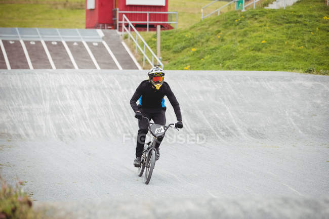 Велосипедна їзда BMX велосипед у скейтпарку — стокове фото