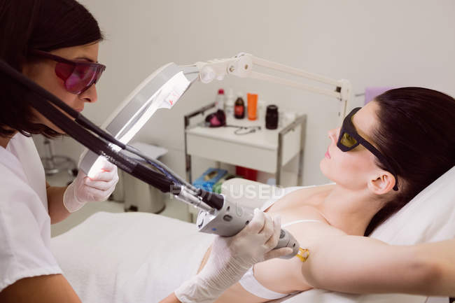 Paciente do sexo feminino em tratamento de depilação a laser na clínica — Fotografia de Stock