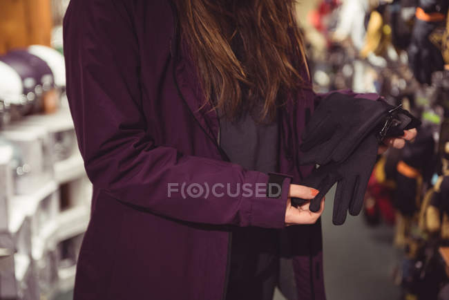 Primo piano della donna che seleziona i guanti in un negozio — Foto stock