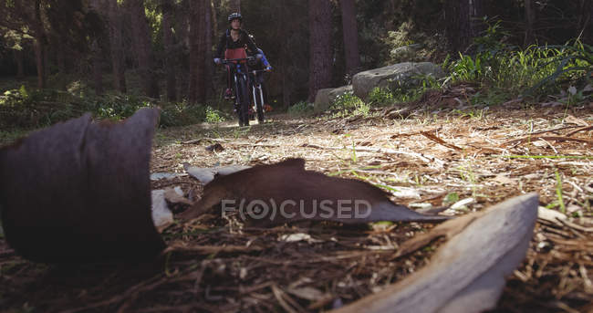 Biker couple riding mountain bike in the forest at countryside — Stock Photo
