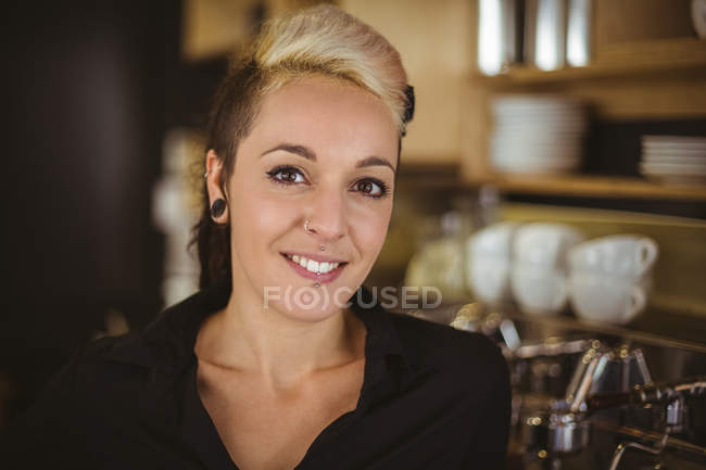 Portrait de femme debout dans la cuisine au café — Photo de stock