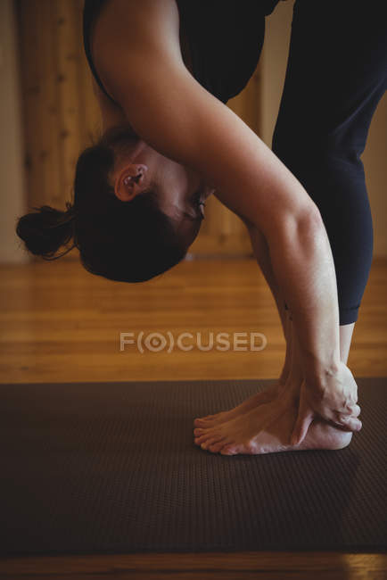 Donna che pratica yoga in palestra — Foto stock