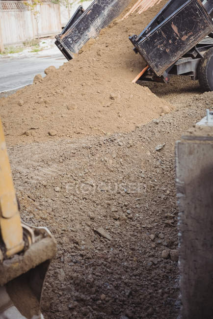 Крупним планом розвантажувальний грязь на будівельному майданчику — стокове фото