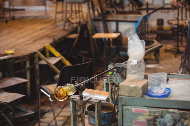 Verre fondu sur la pipe sur la table de marver à l'usine de soufflage de verre — Photo de stock