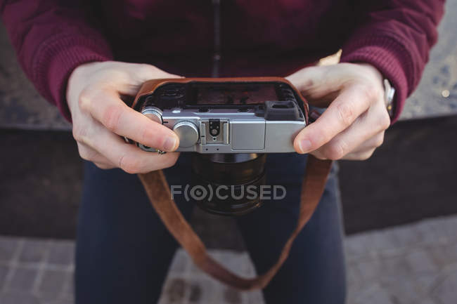 Hands of male photographer holding vintage camera — Stock Photo