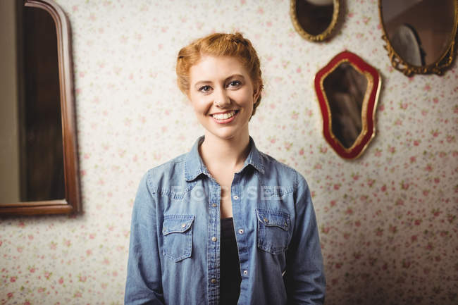 Porträt einer schönen Frau, die an der Wand steht — Stockfoto