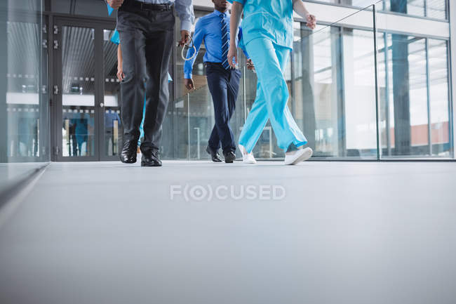 Врачи и медсестры спешат в больницу — стоковое фото