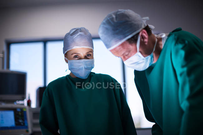 Chirurghi di sesso maschile e femminile che eseguono operazioni in sala operatoria di ospedale — Foto stock