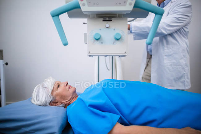 Старша жінка пройшла рентгенівський тест у лікарні — стокове фото