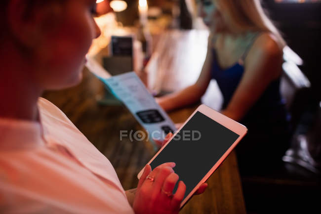 Nahaufnahme der Kellnerin mit digitalem Tablet — Stockfoto