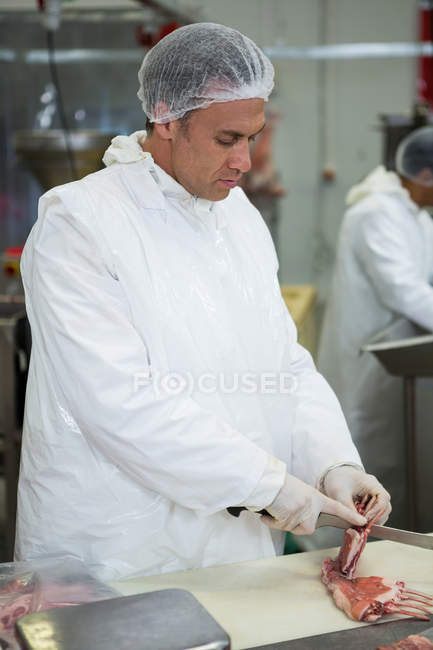 Carniceros cortando carne en fábrica de carne - foto de stock