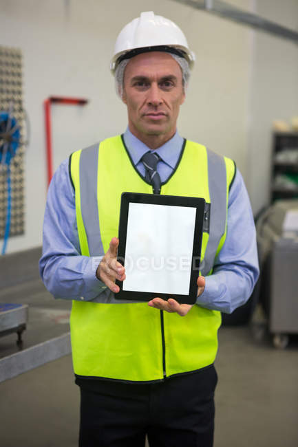 Retrato de técnico mostrando tablet digital na fábrica de carne — Fotografia de Stock