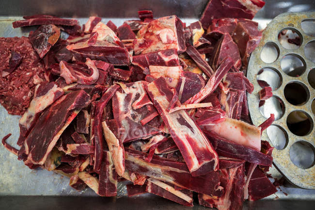 Close-up de costelas de carne de bovino na máquina de processamento — Fotografia de Stock